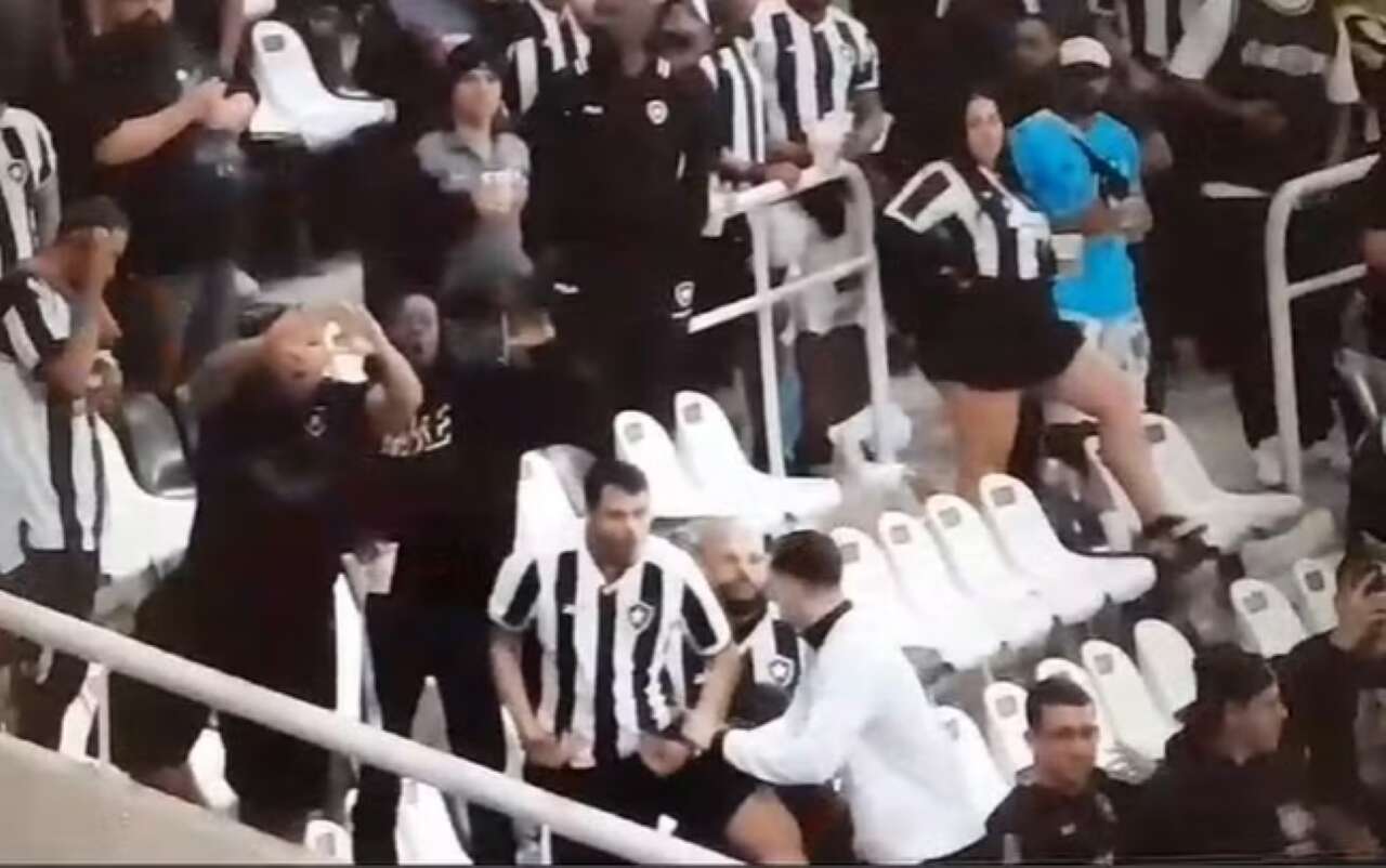 Botafogo é multado pela Conmebol por gesto racista de torcedor