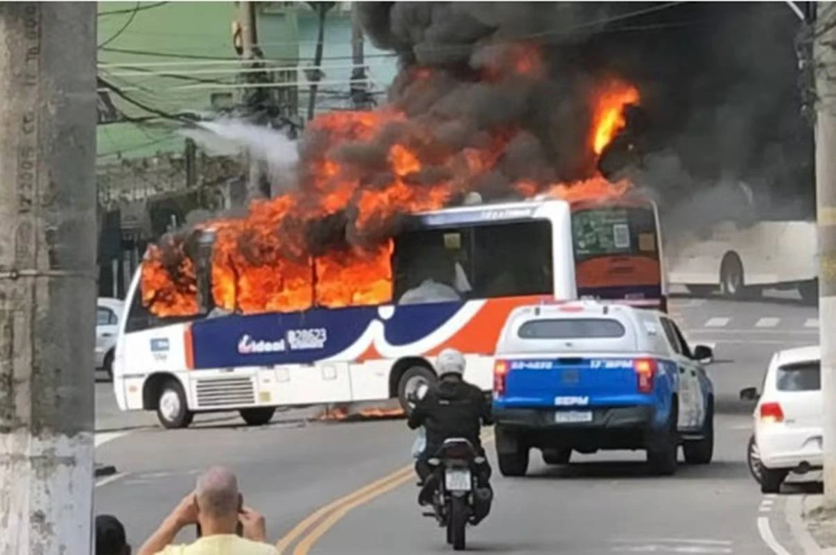 Rio: após operação da PM com 4 presos, traficantes incendeiam ônibus