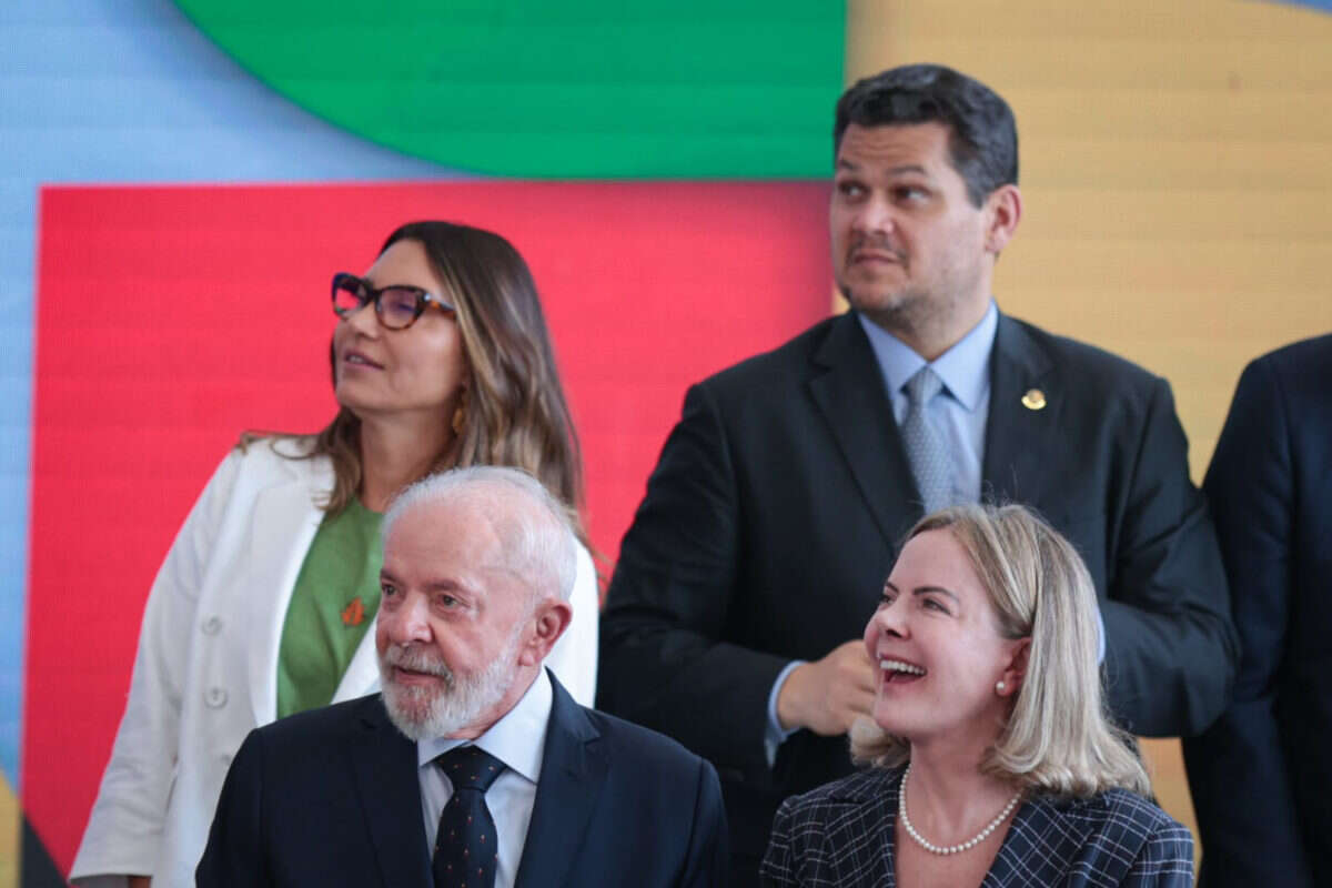 Com Gleisi, Lula diz que escolheu “mulher bonita” para articulação