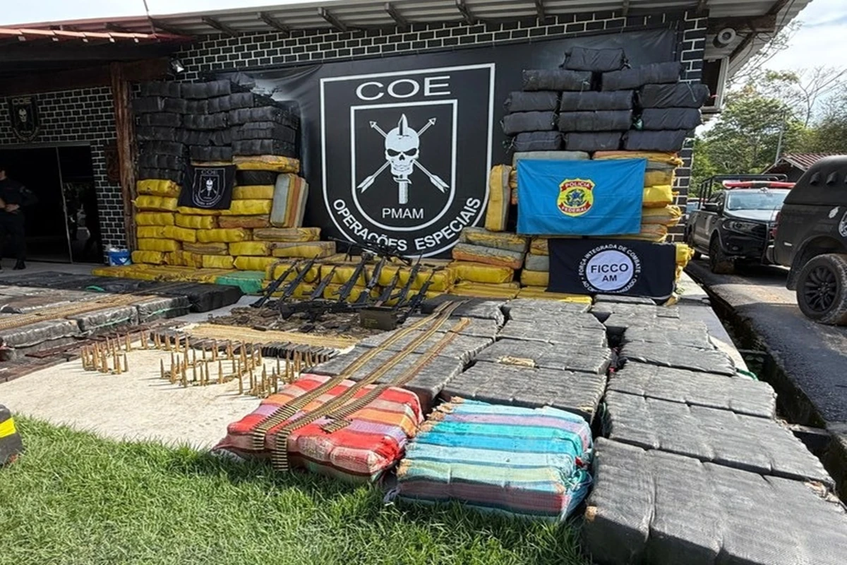 Facção usava lancha tunada para carregar toneladas de drogas e arsenal