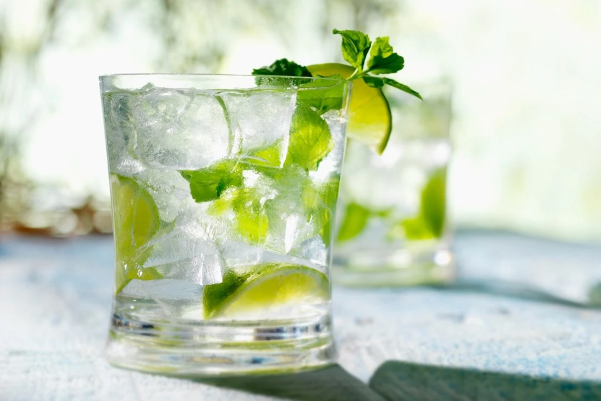 Caipirinha por R$ 20 mil e cigarro por R$ 1 mil: quadrilha explora turistas no Rio