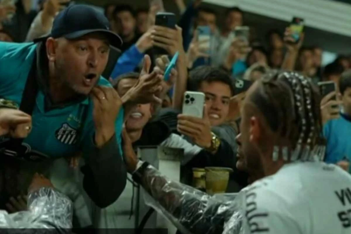 Vídeo: Neymar discute com torcedor após derrota do Santos na Vila