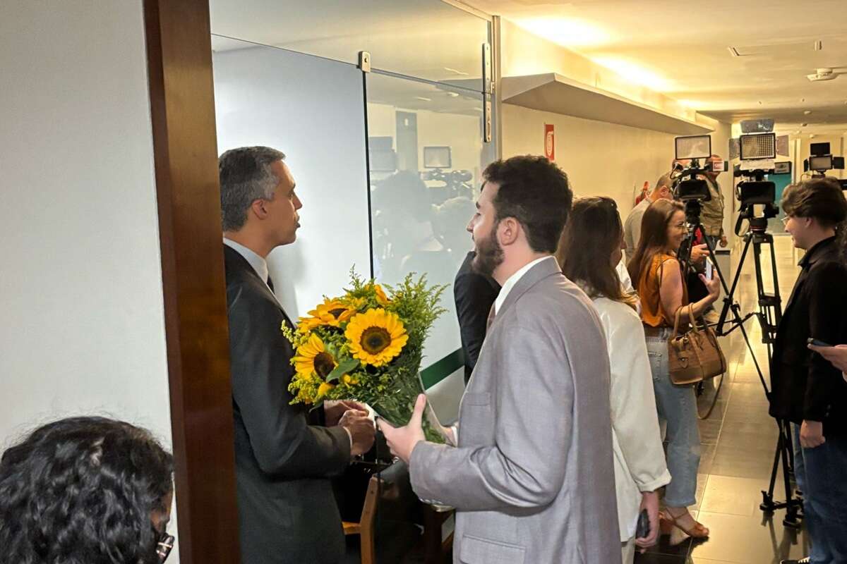 Filho de Zambelli, cassada por TRE, faz “surpresa” com flores a Motta