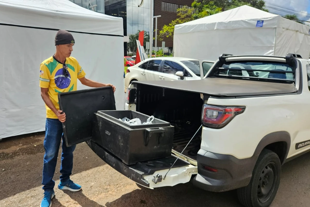 Bolos são levados a fiéis que oram por Bolsonaro em frente a hospital