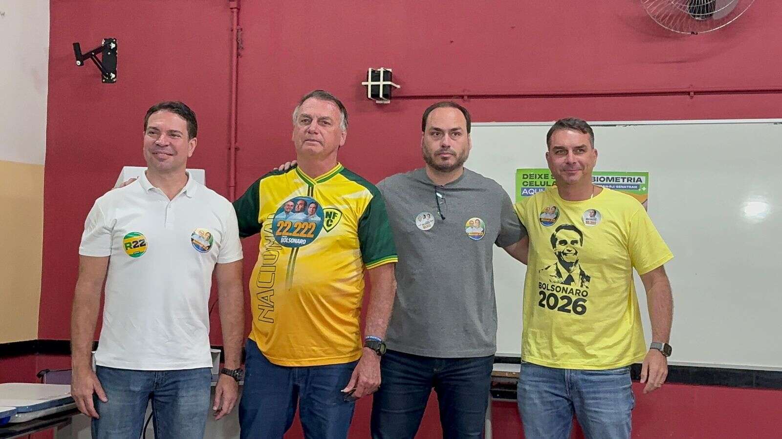 Com o pai inelegível, Flávio aparece com camiseta “Bolsonaro 2026”