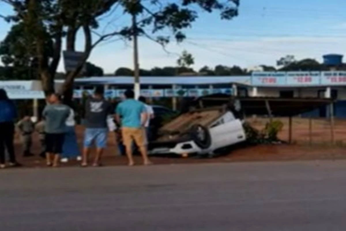 Carro da Saúde de Pirenópolis capota e deixa três feridos perto do DF