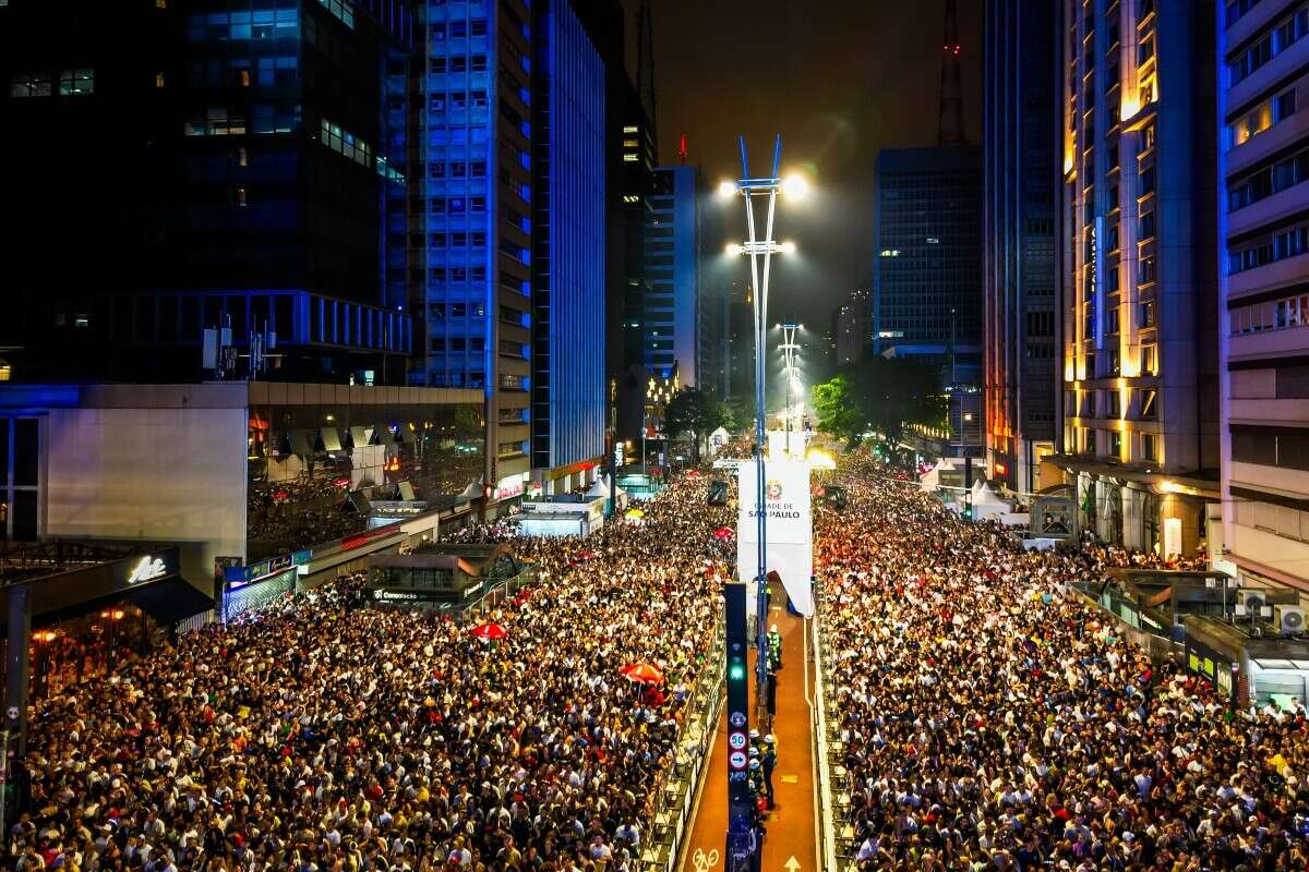 Fogos silenciosos e sertanejo: veja como foi a virada na Av. Paulista