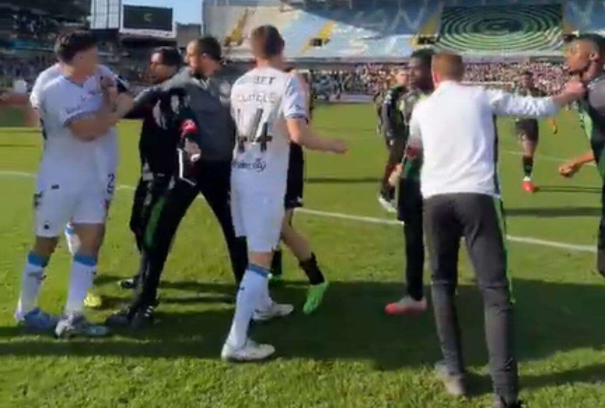 Vídeo: jogador gera confusão após fincar bandeira no estádio do rival