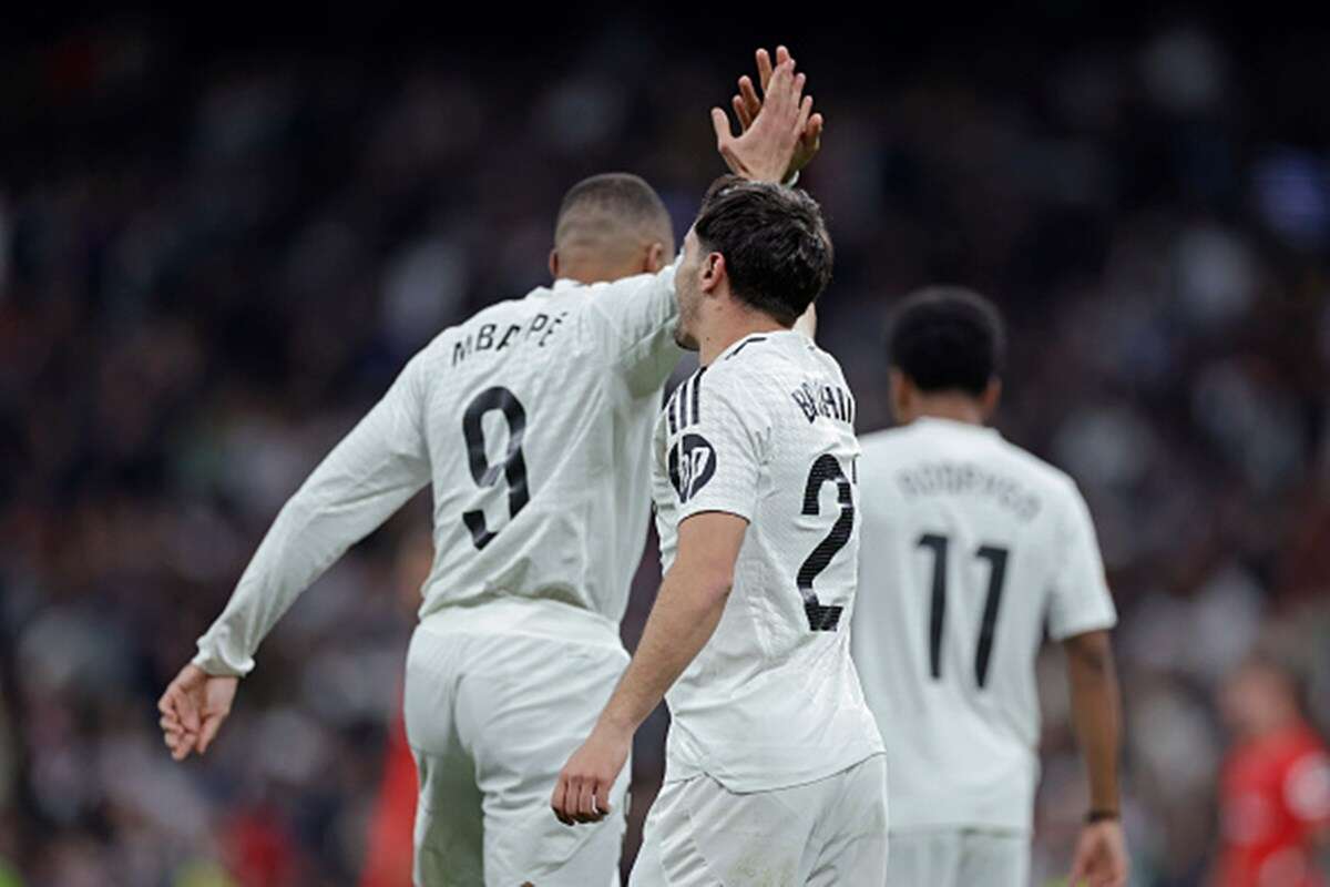 Sem Vini jr., Real Madrid vence Sevilla e encosta no líder espanhol