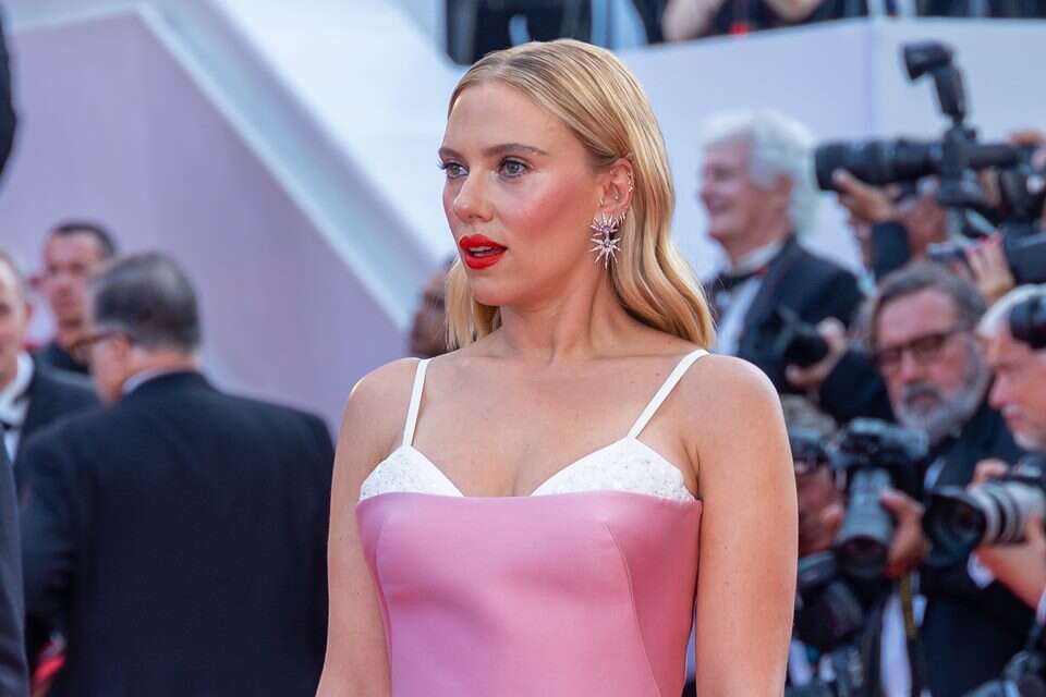 Scarlett Johansson revela por que não tira selfies com os fãs