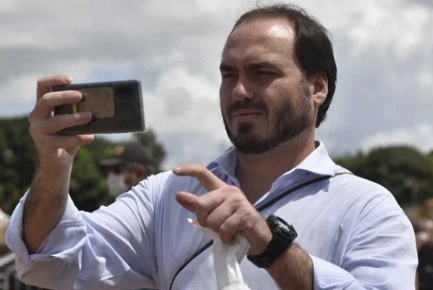 Após app de grampo, Carlos Bolsonaro ataca PF: “Sujeira e baixaria”
