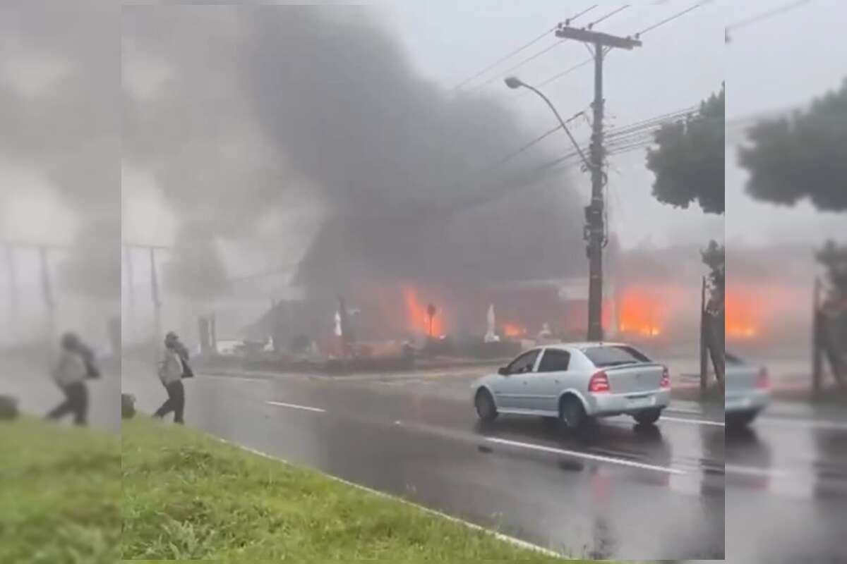 Avião cai sobre lojas em Gramado, na Serra Gaúcha