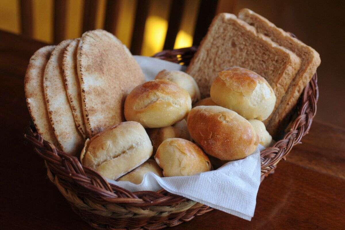 Chefs listam truques simples para manter o pão fresco por dias; veja