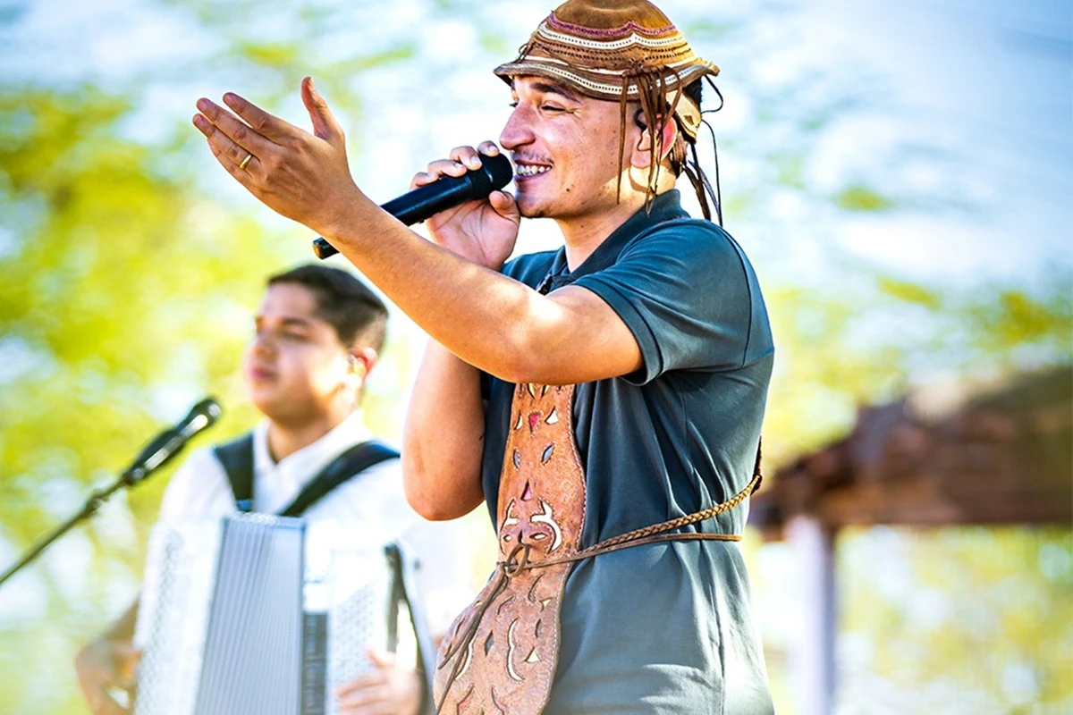Vídeo: show de João Gomes na Lapa gera protestos de feirantes