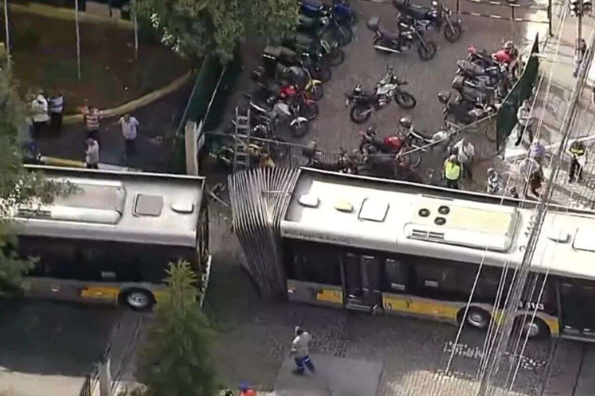 “Sanfona” de ônibus se parte ao meio na zona leste de São Paulo