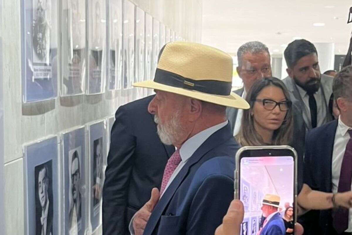 Lula pede mudança em galeria do Planalto e critica Temer e Bolsonaro