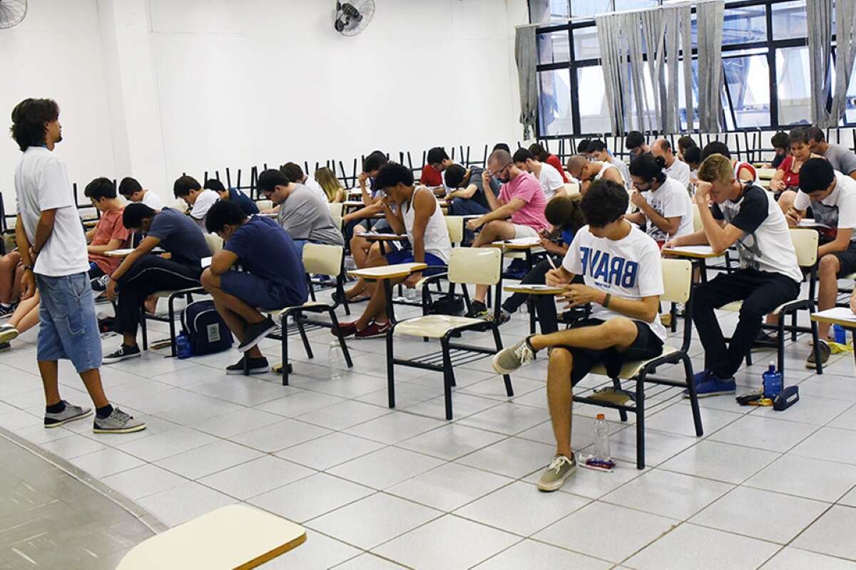 Cursinhos darão aulas a alunos prejudicados por fechamento do Exatas