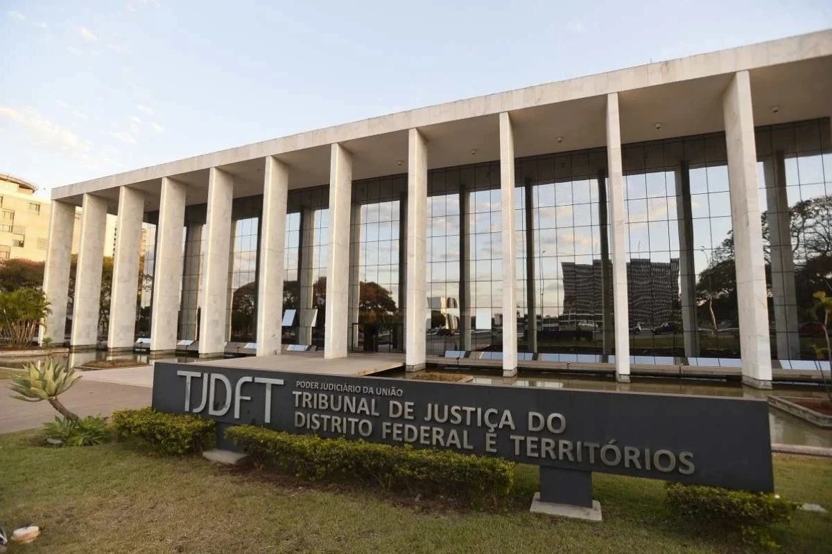 Vídeo: réu não aceita condenação e chuta mesa em tribunal do DF