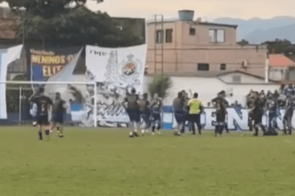 Árbitro preso em jogo de futebol deu cartão amarelo antes de ser pego