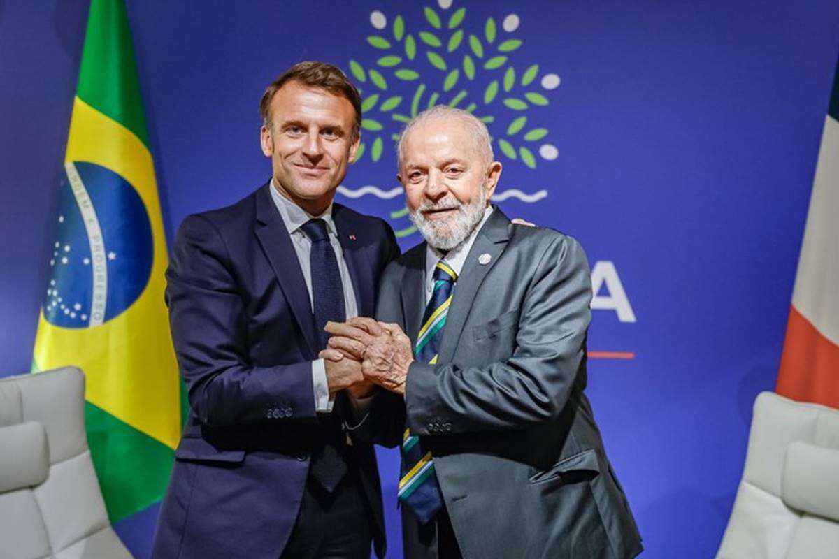 Lula fala com Macron sobre a Ucrânia e confirma viagem para a França