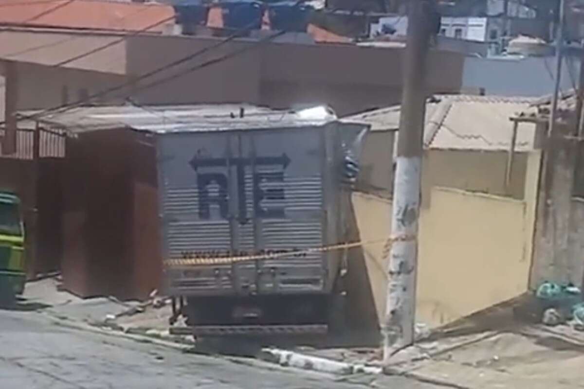 Vídeo: caminhão invade casa na zona leste de São Paulo