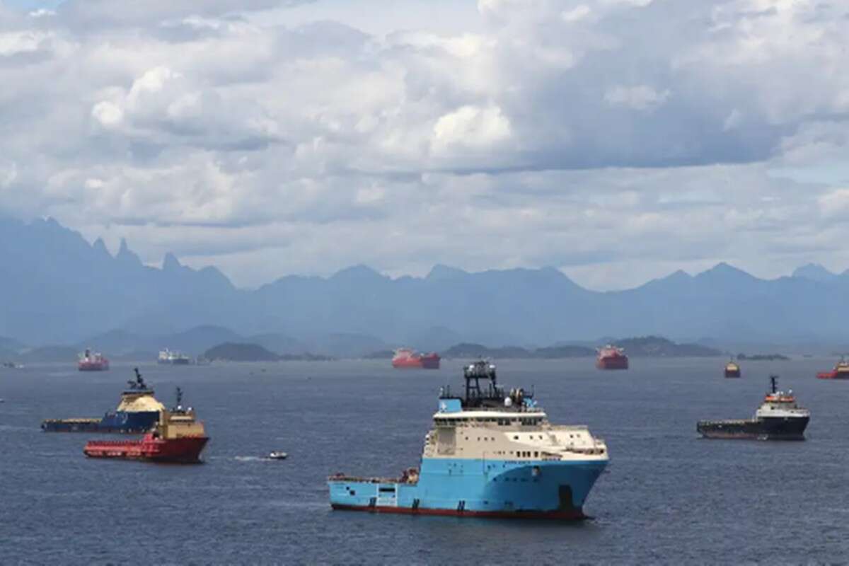 Governo anuncia remoção de navios abandonados na Baía de Guanabara