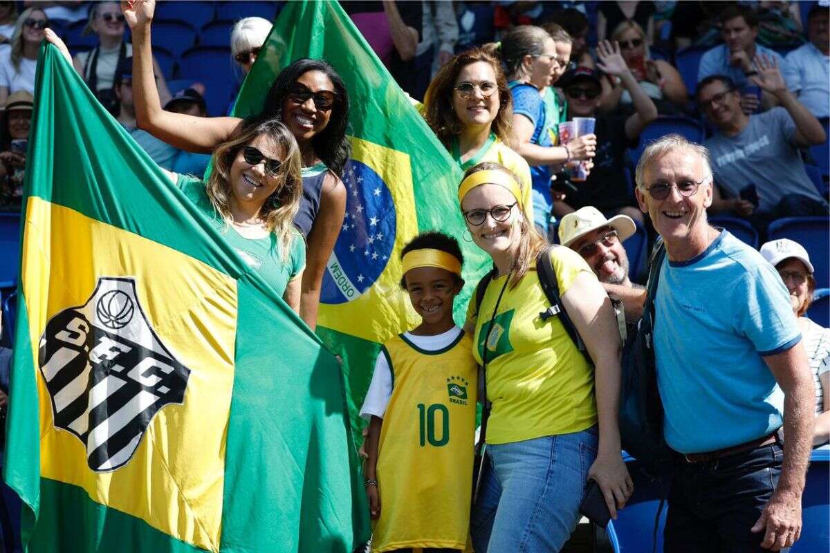 Samba e feijoada embalam torcida em SP pelo ouro no futebol feminino