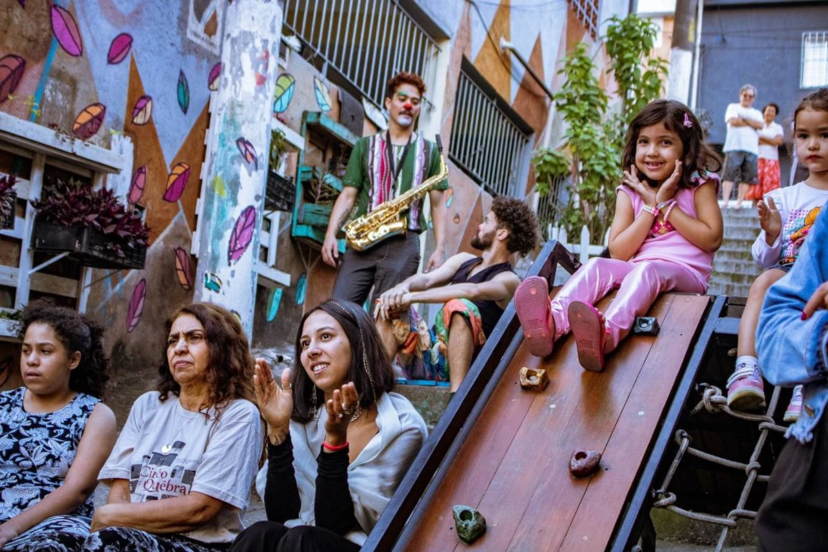 Projeto transforma vielas das periferias de SP em parques comunitários