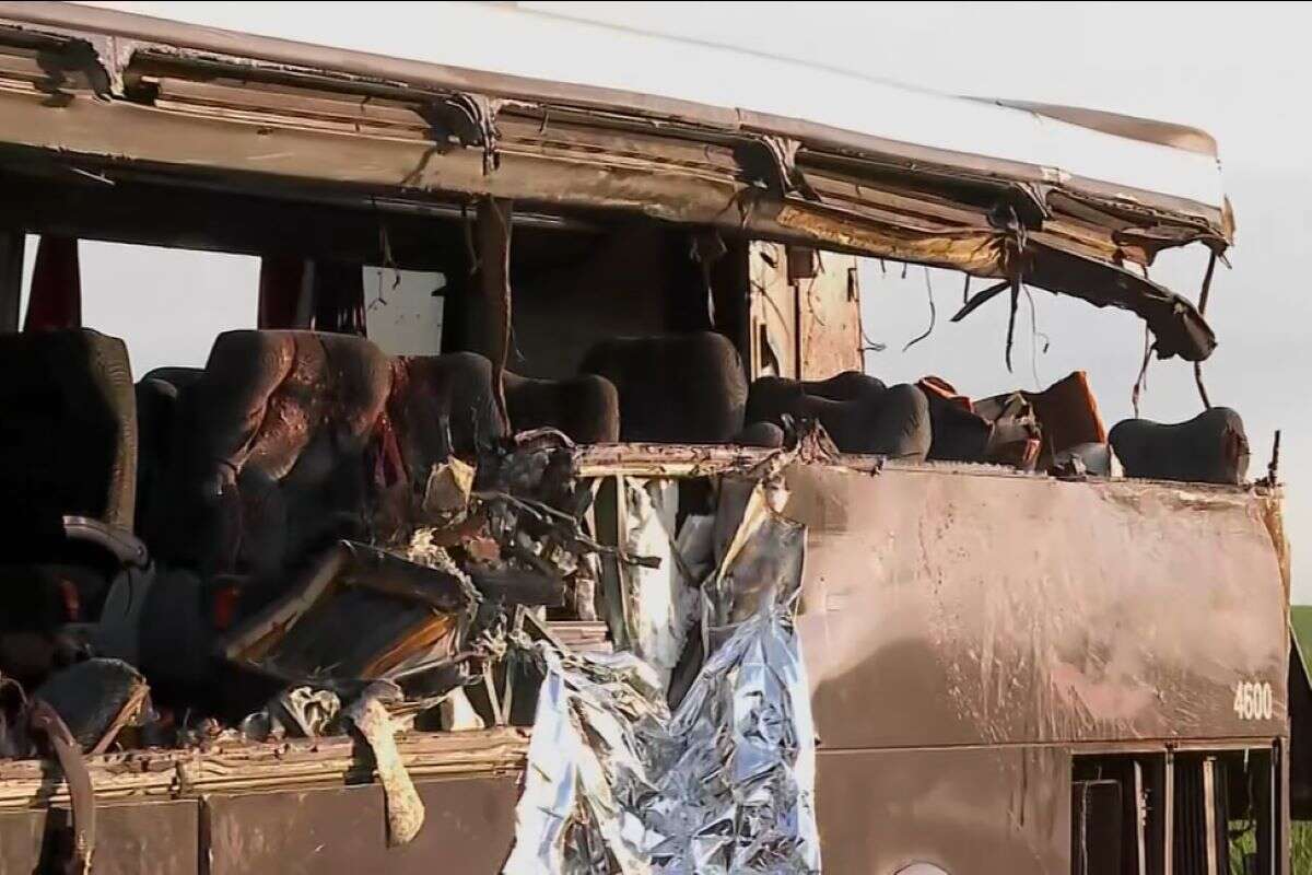 Veja momento após acidente entre ônibus universitário e carreta. Vídeo