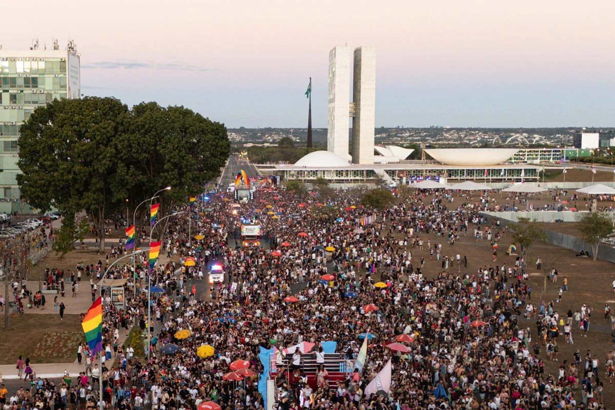 Parada LGBT+ agita centro de Brasília neste domingo (6/7)