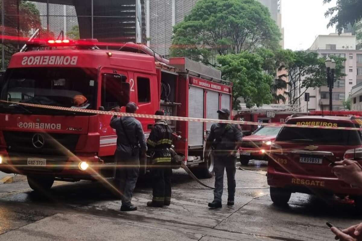 Bombeiros passaram a noite no Copan após incêndio dessa quinta (3/10)