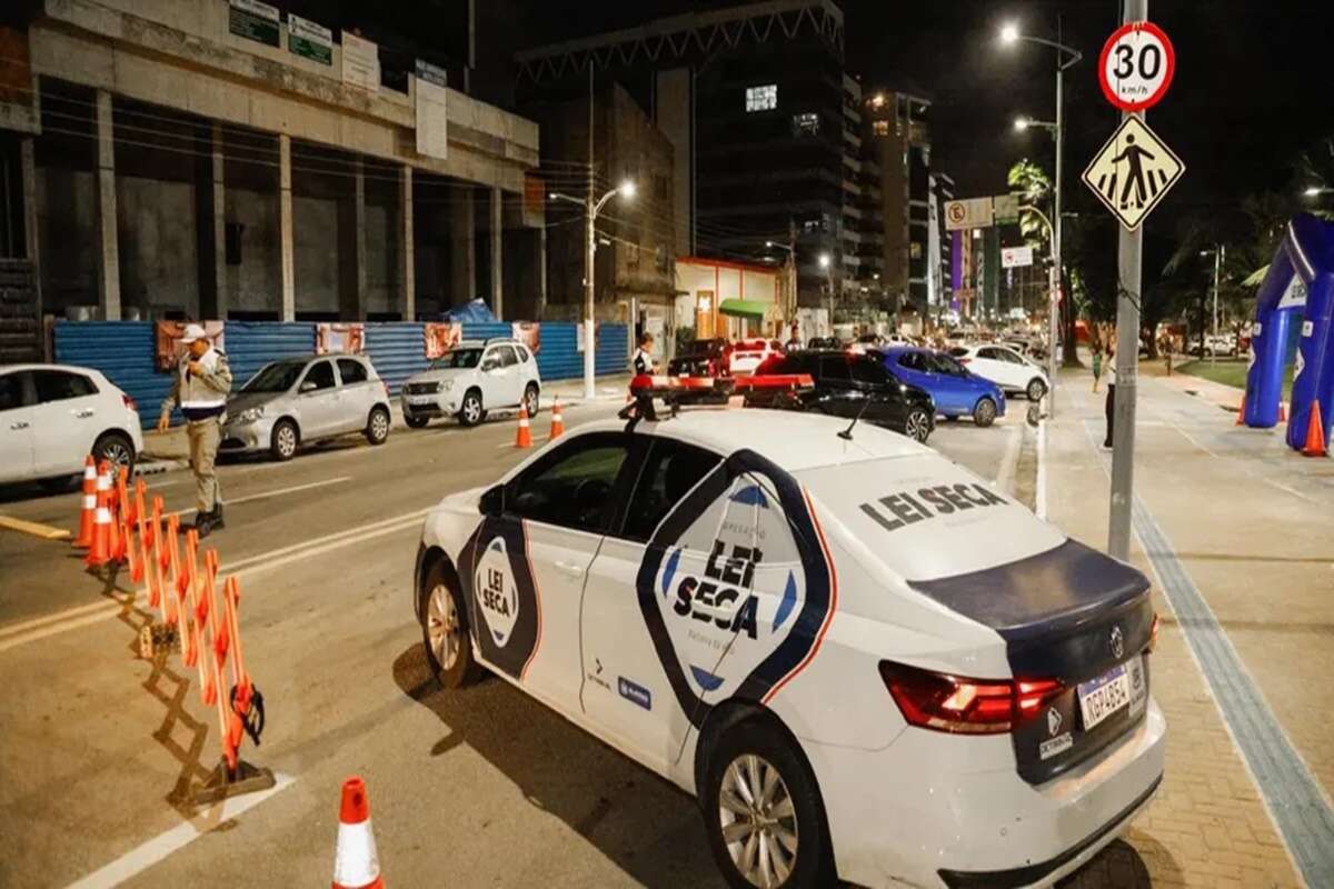 Motorista embriagado bate em viatura da Lei Seca ao tentar furar blitz