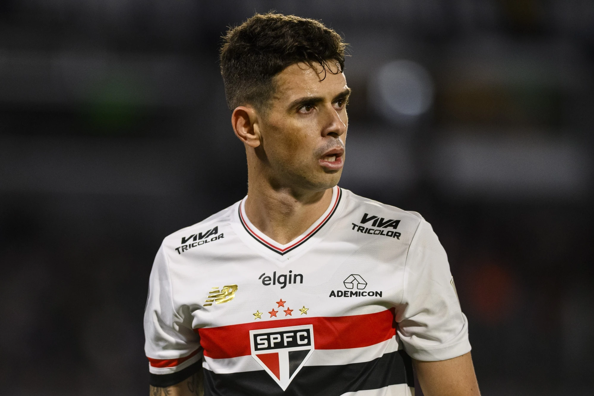 Oscar tem fratura na região lombar e vira desfalque no São Paulo