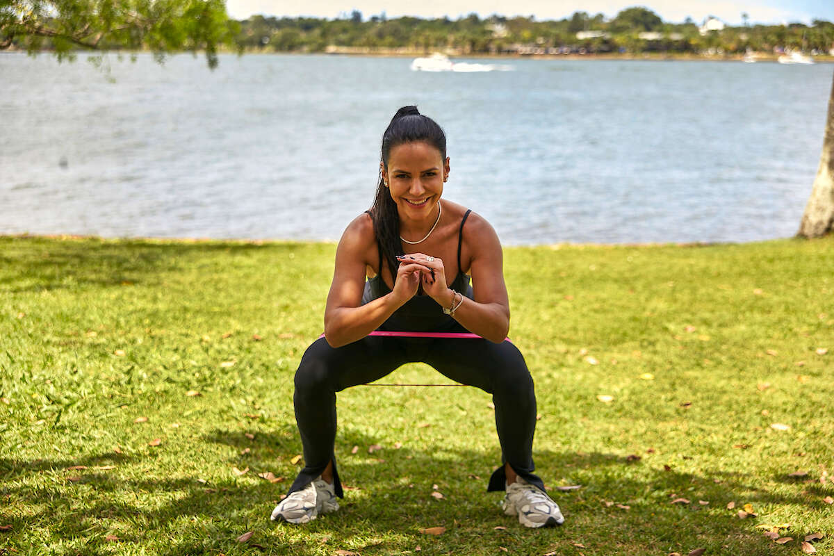 Vivi Mascarenhas ensina exercícios com mini band para fazer em viagens