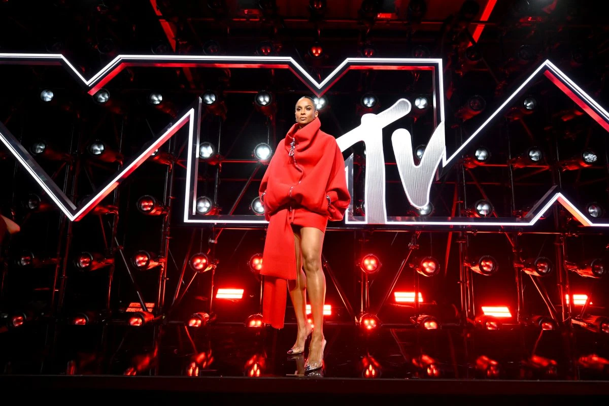 Vermelho é destaque à parte nos looks do VMAs 2025. Veja exemplos