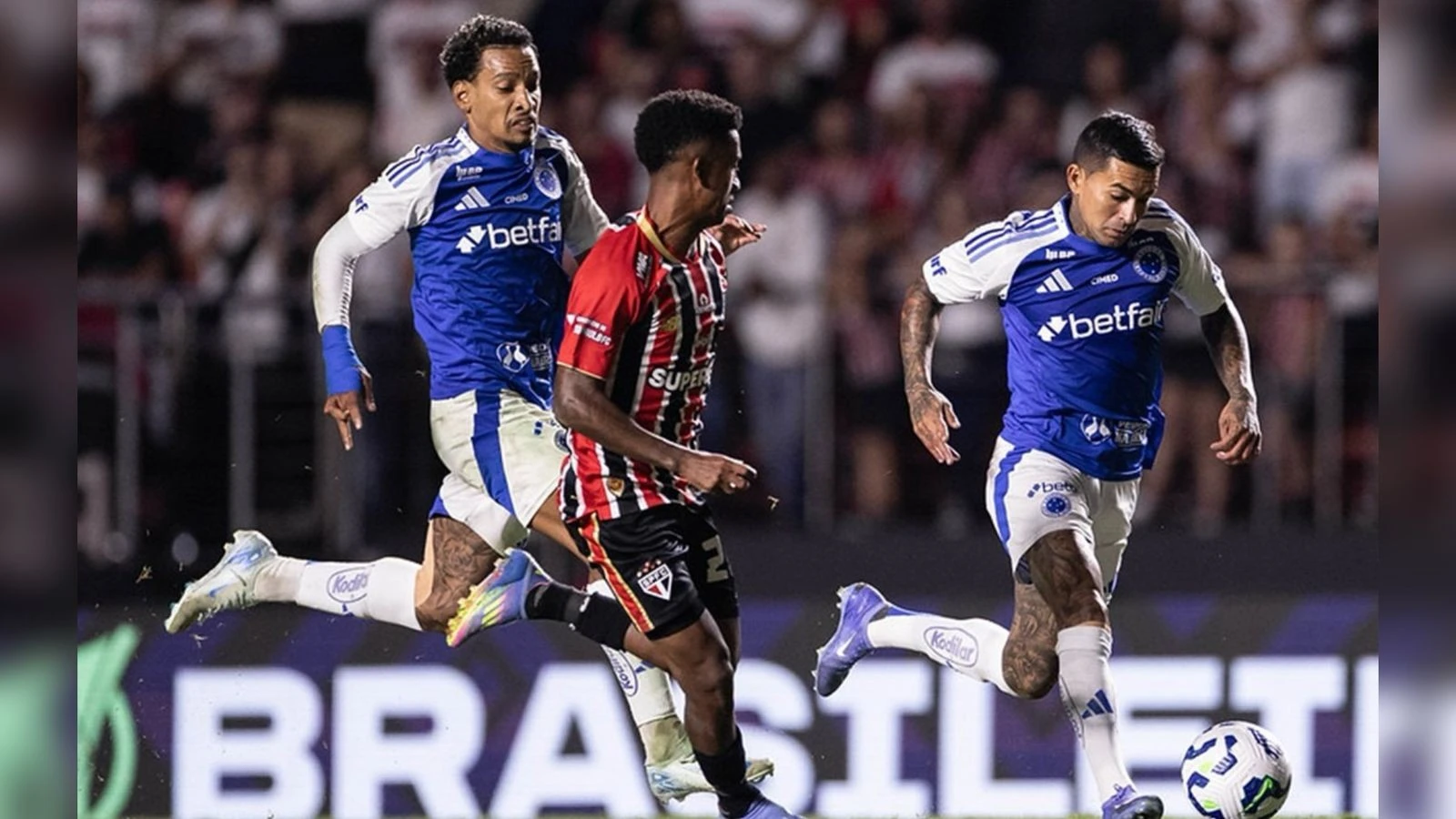 Vídeo: árbitro esquece nome de craque do Cruzeiro contra São Paulo