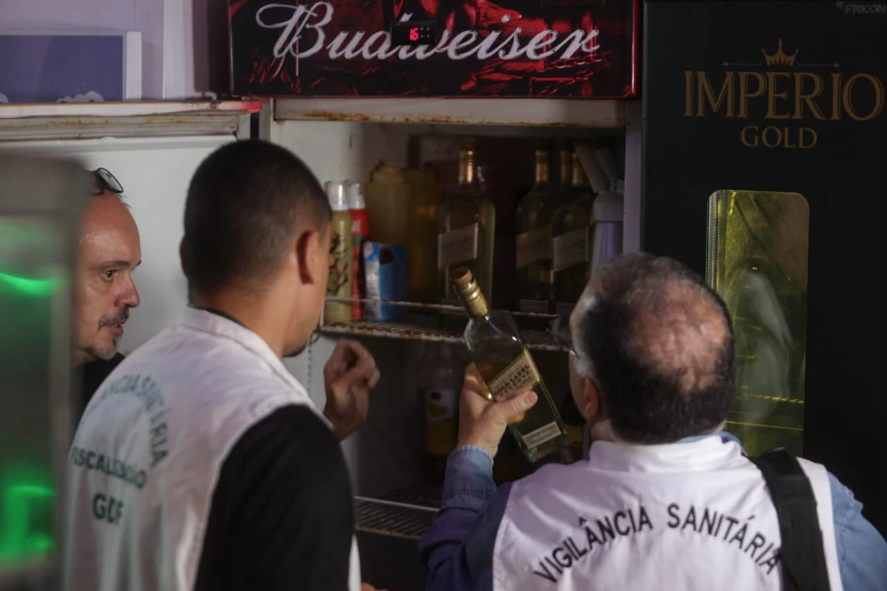 Três bares são fechados por irregularidades após suspeita de metanol no DF