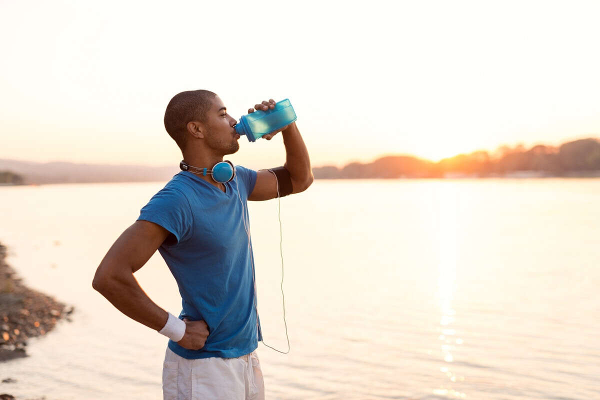 Pode beber água durante o treino? Veja o que dizem os especialistas