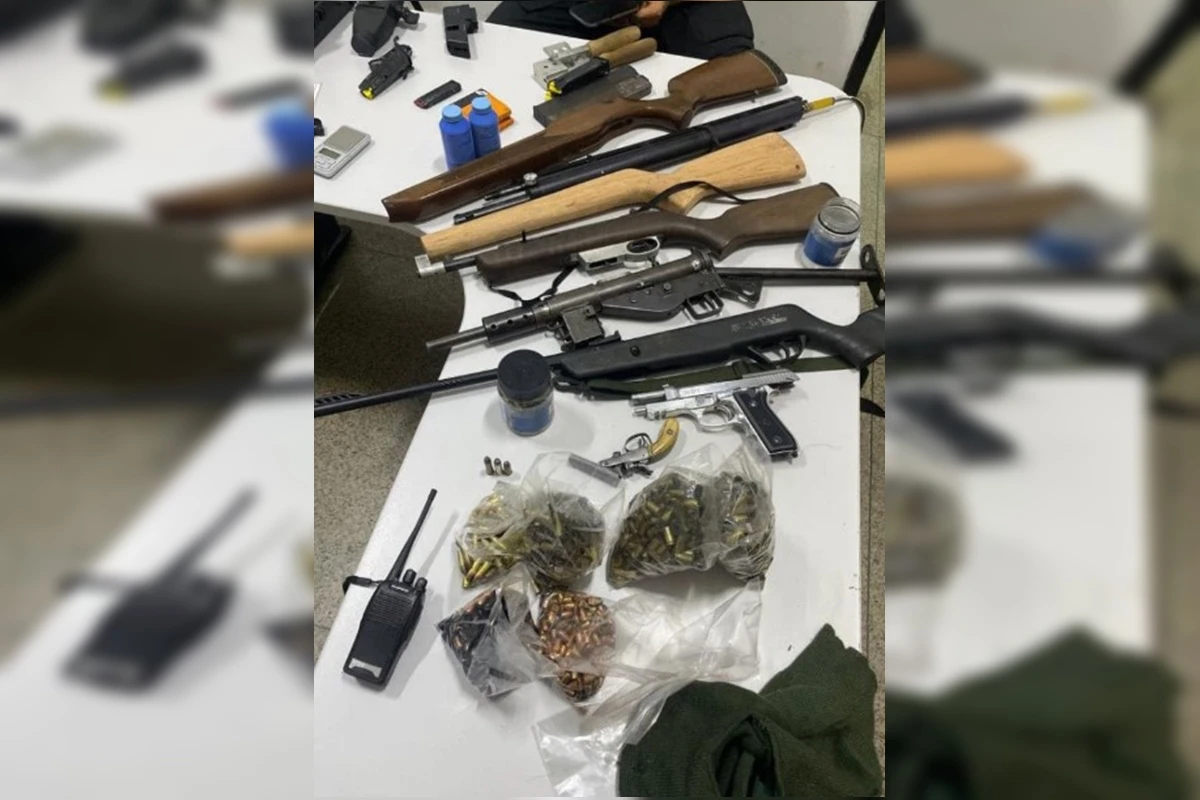 Dono de loja de moto flagrado com metralhadora fabricava armas em casa