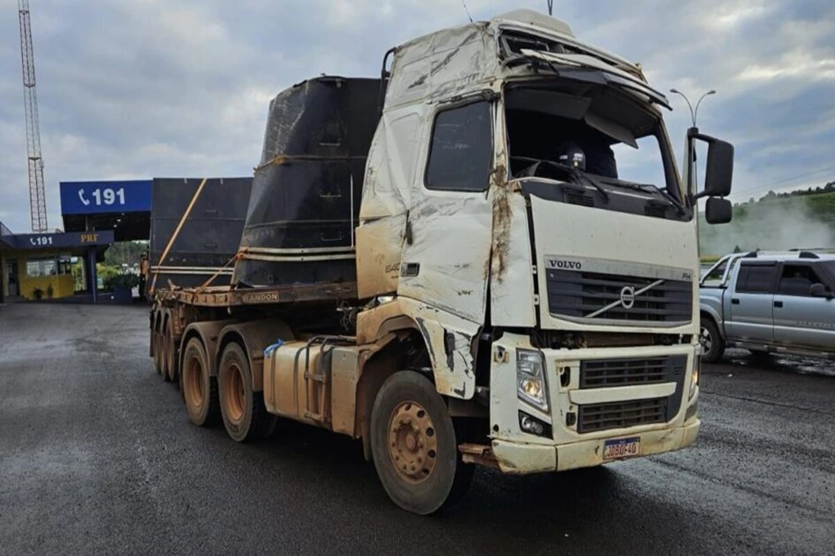 SC: carreta sem para-brisa e com peças amarrada é flagrada em rodovia