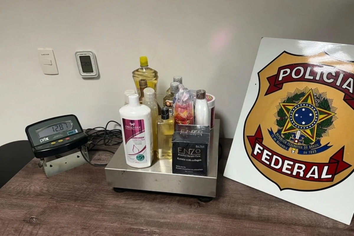 Homem é preso com cocaína líquida em cosméticos em aeroporto de SP