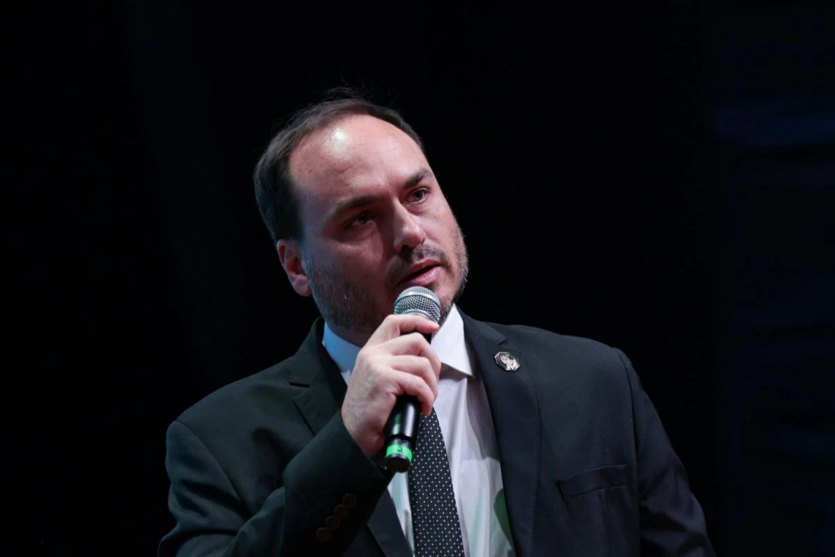 Indiciamento de Carlos reforça teoria conspiratória de bolsonaristas