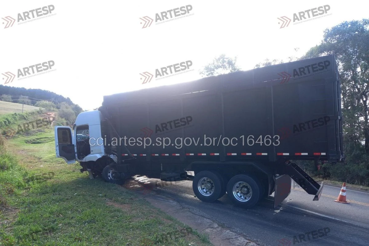 Quatro morrem e dois ficam feridos em acidente entre carro e carreta