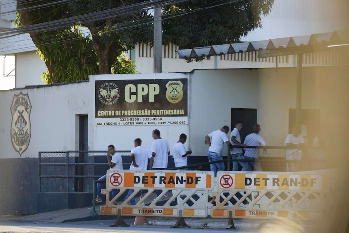 Criminosos espancam detento e ameaçam matar policiais penais no DF