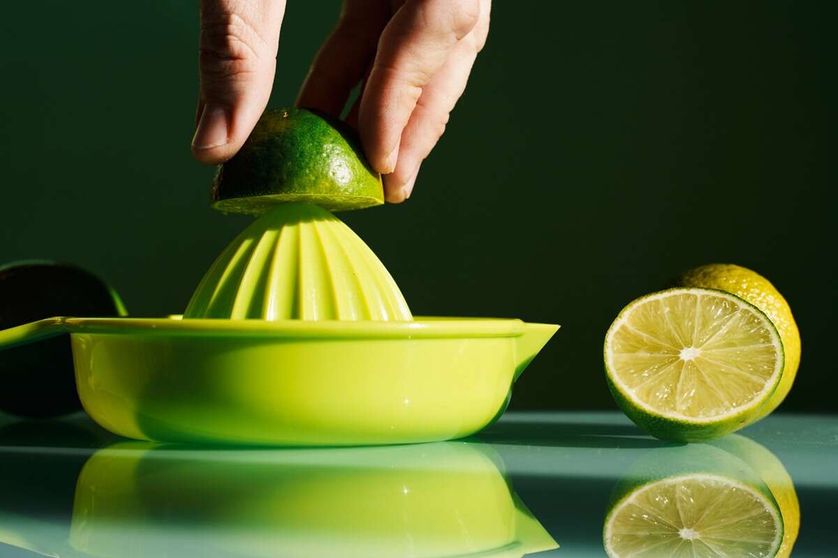 Saiba quem não pode tomar suco de limão e quais as contraindicações