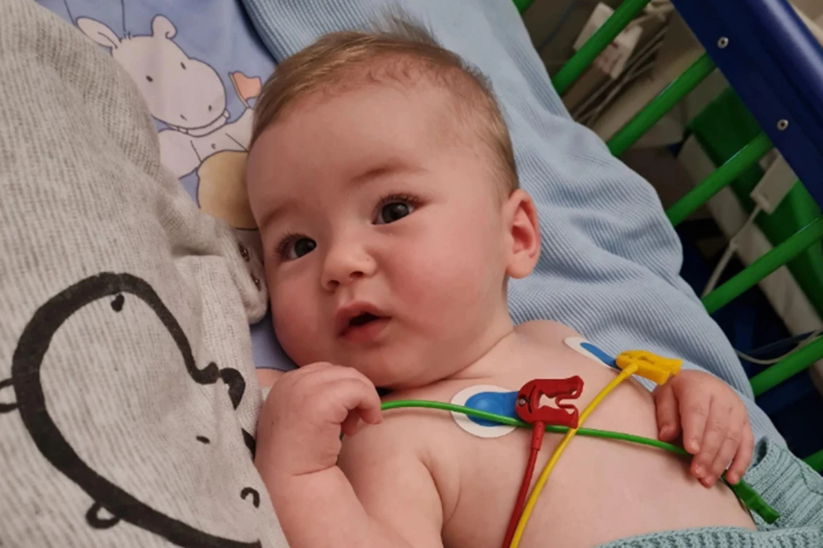 Bebê sofrer dano cerebral grave após ter contato com vírus comum