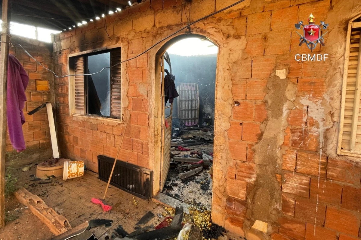 Vídeo: casa fica totalmente destruída por incêndio em Ceilândia