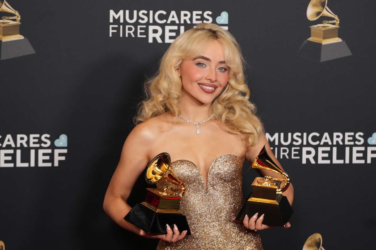 Conheça Sabrina Carpenter, cantora que foi premiada no Grammy 2025