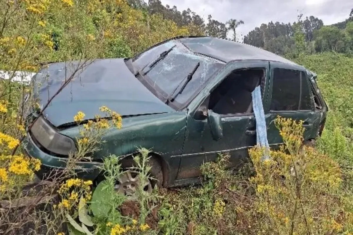 Homem de 62 anos morre após carro capotar em Santa Catarina