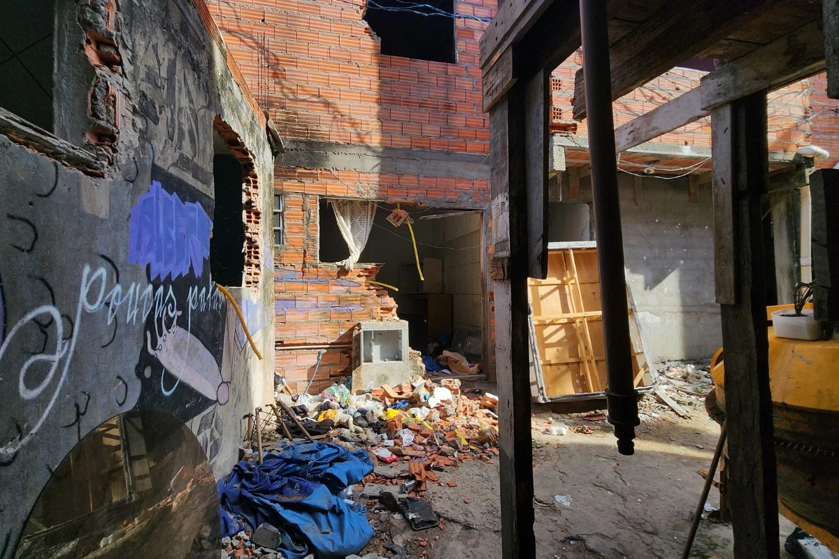 Com 60% da favela vazia, ruas do Moinho têm entulho e escuridão